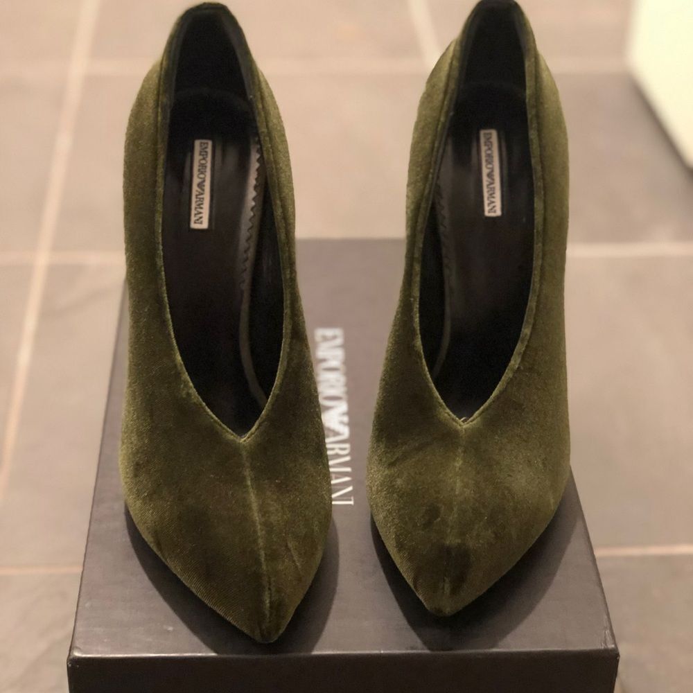 Emporio Armani velvet emerald color heels 👠Size 7